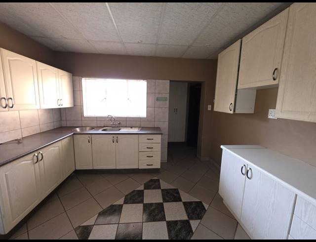 1,500M² OFFICE FOR SALE IN THREE RIVERS